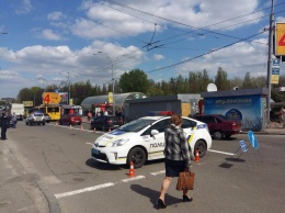 В Запорожье бабушка на бешеной скорости протаранила головой машину патрульных: видео