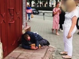 Российская чиновница отпинала спящего бездомного