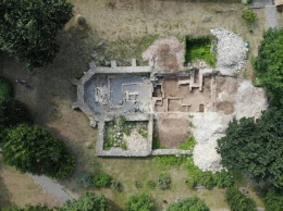 Студенты и преподаватели УжНУ обнаружили более 50 артефактов во время исследования руин Ужгородского замка