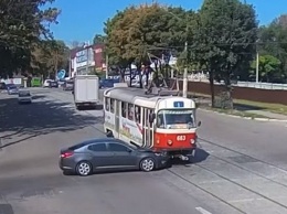 ДТП на Днепропетровщине: трамвай влетел в автомобиль, капот разлетелся в щепки (Видео)