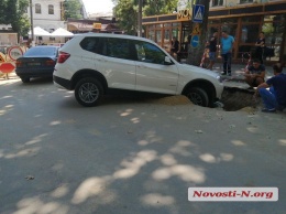 В центре Николаева «БМВ» провалился в яму, оставленную «коммунальщиками»