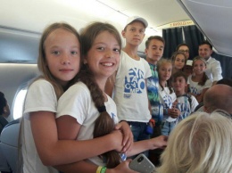Зеленский в Одессе: селфи с детьми в самолете и суровая охрана в аэропорту
