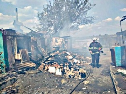 Пытаясь потушить свой дом, сильно обгорел 15-летний паренек