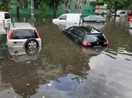 Затопленные дороги, дома и здания: Ровно накрыл мощный ливень. Фото и видео последствий