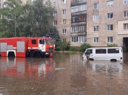 В Ривном сильный ливень затопил улицы и здания, спасатели вытащили из воды 43 автомобиля