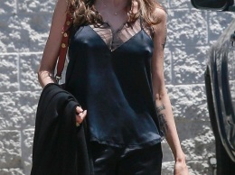 Анджелина Джоли примеряет бельевой стиль