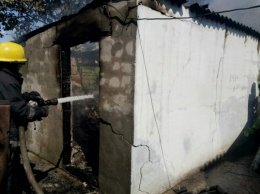 Каховские спасатели потушили пожар в хозяйственной постройке