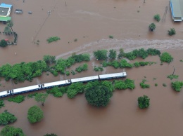 В Индии паводок утопил пассажирский поезд