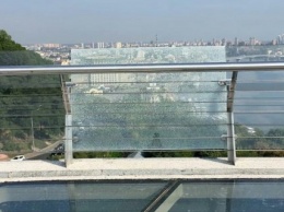 В Киеве на "мосту Кличко" треснуло боковое стекло (обновлено)