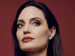 Анджелина Джоли удивила грудью без белья