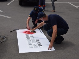 «Не паркуй машину на пожарном гидранте»: николаевские спасатели обратились к автовладельцам с помощью надписей (ФОТО)
