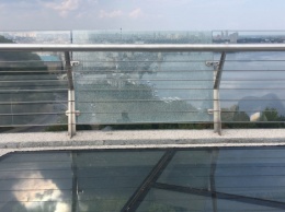На пешеходно-велосипедном мосту в Киеве снова треснуло стекло, на этот раз - боковое