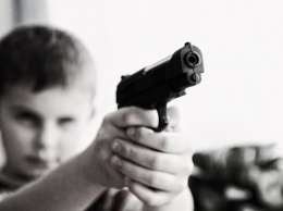 В России второклассники с пистолетом напали на магазин игрушек: видео инцидента