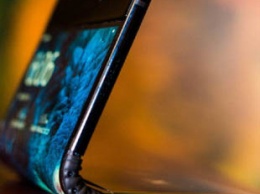 Блогер проверил на прочность первый в мире сгибаемый смартфон