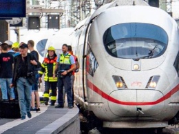 В Германии мужчина столкнул мать с ребенком под поезд, мальчик погиб