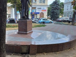 Одесские коммунальщики ремонтируют памятник Мицкевичу