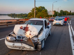 В Днепре на Южном мосту столкнулись Chery, BMW и Daewoo