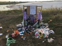 В Вольногорске житель установил на пляже контейнер для мусора и занялся его вывозом