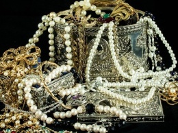 Девушка из Индии съела полтора килограмма драгоценных украшений