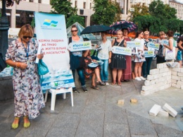 В Киеве на Майдане рассказывали о торговле людьми, просили спасти моряков и приглашали в кино