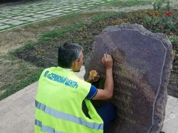 На памятниках в Одессе обновляют надписи и покрывают их антивандальным средством