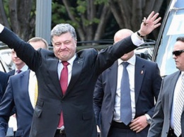 Порошенко покинул Украину, Adidas "дарит" кроссовки, а бразильские заключенные играли в футбол людскими головами: ТОП новостей дня