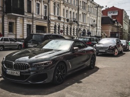 В Украине появились сразу два новейших кабриолета BMW 8