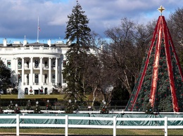 Вокруг Белого дома начали строить четырехметровый забор