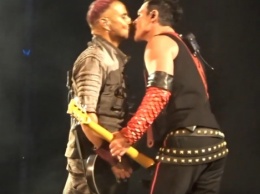 Гитаристы Rammstein поцеловались на концерте в Москве в знак протеста против гомофобных законов РФ