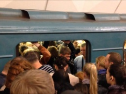 "Поезд надолго остановился в тоннеле, людям не хватало воздуха, они паниковали": инцидент в харьковском метро