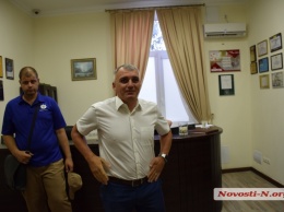 Побег Сенкевича-2: мэр не смог избежать николаевцев, требующих остановить стройку в сквере