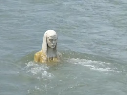 В реке Прикарпатья заметили огромную статую ''Божьей Матери'': появилось видео