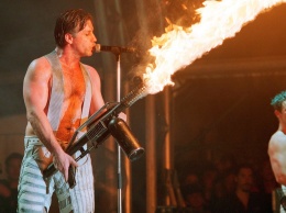 Линдеманну точно не страшно попасть в ад: обезумевшие гитаристы Rammstein плюнули в лицо Путину прямо на сцене