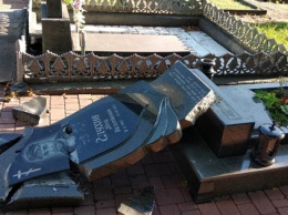 Вандалы разрушили памятники на могилах воинов АТО