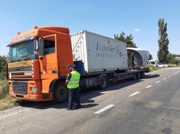 На Николаевщине сотрудники УТБ остановили грузовик, из контейнера которого вытекает неизвестное ядовитое вещество (ФОТО)