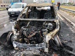 На столичном Южном мосту BMW врезался в отбойник и сгорел дотла