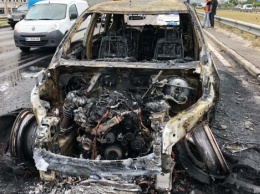 В Киеве на проспекте Бажана сгорел BMW X5: Спасатели не могли подъехать к месту аварии из-за пробки