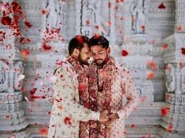 Фото традиционной гей-свадьбы слили в сеть: женихи в юбках, религиозные обряды и счастливые родители