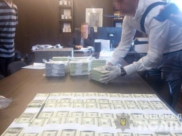 Полицейские задержали чиновников при получении $1,5 млн взятки