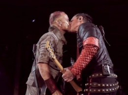 Музыканты Rammstein поцеловались во время концерта в Москве - опубликовано фото