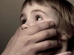 Развращал 10-летнюю девочку: в Харькове мужчина насиловал внучку своей любовницы
