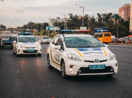 В Киеве на светофоре Chevrolet влетела в фуру: «скорая» увезла пострадавших