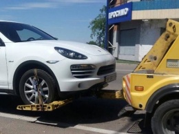 В Бердянске у руководителя предприятия за долги отобрали «Porshe Cayenne"