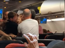 Российские туристы за границей устроили драку на борту самолета: видео