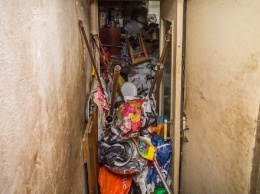 В Одессе семья 20 лет не выходила из квартиры: страшные кадры жилья