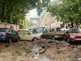 Вырванный асфальт и смытые машины: в Одессе затопило Таможенную площадь (фото)