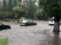 В Одессе ливень затопил улицы, а по области пронесся смерч