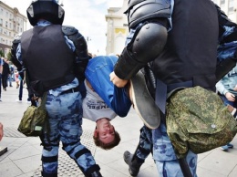 Режиму Путина конец: силовики наступают, избивают даже детей, впечатляющие кадры бунта в Москве
