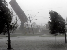 Шторм с огромным градом обрушился на людей: «деревья вырывало с корнем», кадры бури