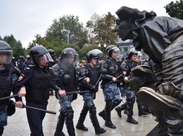 Экс-беркутовец командует шакалами Путина на разгоне акции в Москве: показательные фото